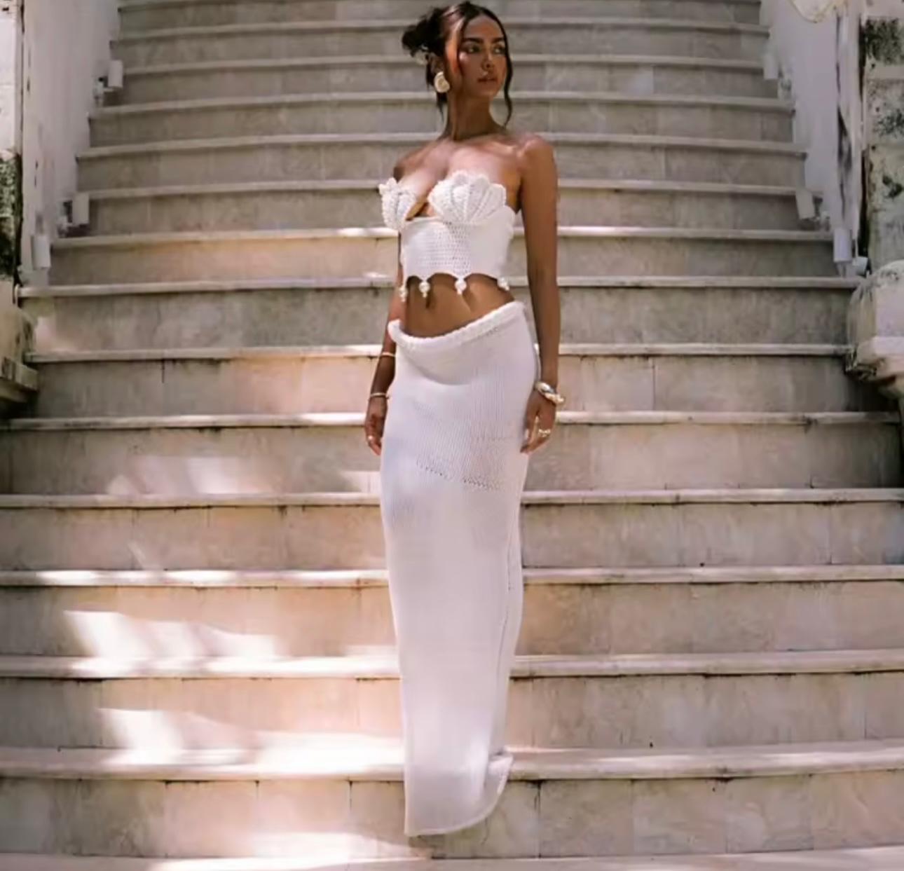 Elegancia en dos piezas: Vestido bordado con perlas y detalles